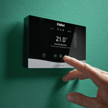 Caldaia a condensazione Vaillant EcoTEC intro 24 kW metano + Termostato SensoHome 380 - A+